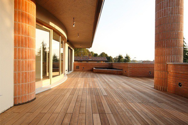 terrazzo con pavimento in legno per esterni