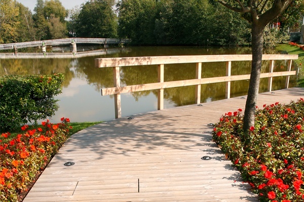 decking in legno bordo lago con parapetto